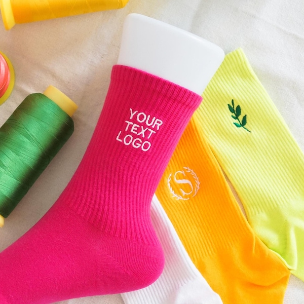 Calcetines casuales con logotipo de texto personalizado, calcetines deportivos unisex de algodón bordado, regalo de fiesta, regalo creativo, regalo para ella.