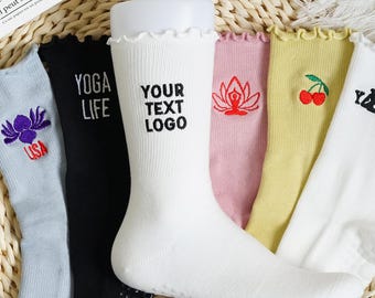 Calzini da yoga con volant personalizzati e logo testuale, calzini da pilates ricamati