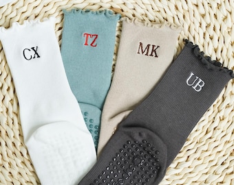 Calcetines de pilates con volantes y iniciales personalizadas, bordados en la espalda, para mujer, regalo para amantes del yoga.