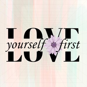 Puede incluir: Un gráfico en blanco y negro con la palabra "LOVE" en letras grandes, con las palabras "yourself first" en letras más pequeñas debajo. Una flor morada está centrada entre la "O" y la "V" de la palabra "LOVE". El fondo es una cuadrícula rosa y verde pastel borrosa.