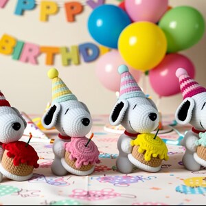 Può includere: Quattro statuette bianche di Snoopy, ognuna con un cupcake con una candela, indossano cappelli da festa. Palloncini di vari colori e uno striscione "Happy Birthday" decorano lo sfondo. Le statuette hanno orecchie nere e collari rossi.