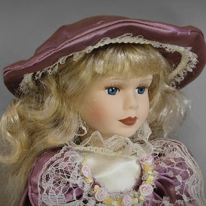 Lysandra die Geisterpuppe positive Energie Puppe sehr aktiver Geister Geist Schiff und Geist Portal positiver Geist paranormal Puppe