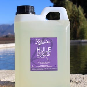 Könnte beinhalten: Eine durchsichtige Plastikflasche, gefüllt mit einer hellgelben Flüssigkeit. Die Flasche hat einen schwarzen Verschluss und ein violettes Etikett mit der Aufschrift "DOMAINE Reverchon HUILE ESSENTIELLE de Lavandin VARIÉTÉ GROSSO PRODUCTEUR RECOLTANT PROVENANCE FRANCE DOMAINE REVERCHON 140 CHEMIN DE REVERCHON - 84800 VALREAS".