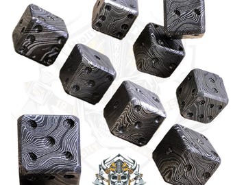 Può includere: Una collezione di nove dadi con un design unico e modellato. I dadi sono grigio scuro con una texture a vortice simile alle venature del legno. Ogni dado ha il numero standard di rientranze circolari che rappresentano i numeri da uno a sei. I dadi sono sparsi su uno sfondo bianco.