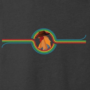 Puede incluir: Un diseño gráfico con un gallo con un sombrero de vaquero marrón, dentro de un marco circular colorido. Líneas horizontales rojas, amarillas, verdes y azules se extienden desde el círculo sobre un fondo gris oscuro. El gallo tiene plumas naranjas y rojas.