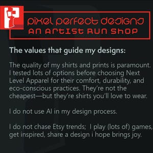 Op de afbeelding: Zwarte afbeelding met rode tekst "pixel perfect desigNJ AN ARTIST RUN SHOP". De tekst hieronder vermeldt de waarden die de ontwerpen leiden, waaronder kwaliteit, comfort en milieubewuste praktijken. De afbeelding vermeldt ook dat de ontwerpen niet door AI zijn gegenereerd.