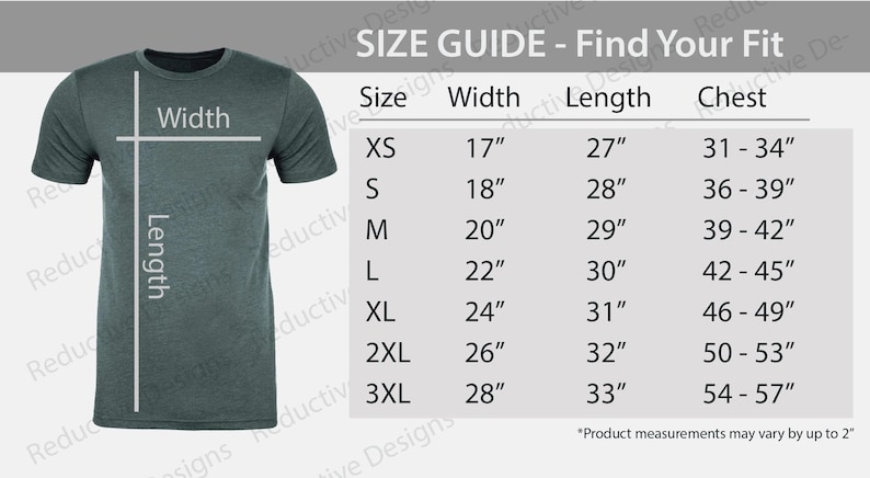 Op de afbeelding: Een heidegroen t-shirt met een maattabel. De tabel toont de afmetingen voor breedte, lengte en borst in centimeters, vari&euml;rend van XS tot 3XL. De tekst "SIZE GUIDE - Find Your Fit" staat bovenaan.