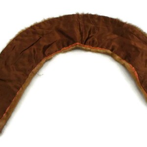 K&ouml;nnte beinhalten: Ein brauner Pelzkragen mit braunem Satin-Futter. Der Kragen ist gebogen und hat eine abgerundete Form.