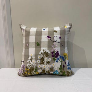 Funda de almohada de algodón bordada / Cojín bohemio floral con detalle de hilo