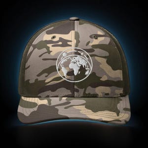 Flat Earth Camo Trucker Hat – Oud Tartaars symbool | Hoofddeksel met verborgen geschiedenis | Geborduurde Recon-pet