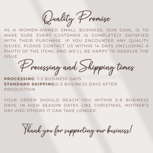 K&ouml;nnte beinhalten: Cremefarbene Grafik mit dem Text "Quality Promise" und "Processing and Shipping times" in eleganter Schrift. Der Text beschreibt Kundenzufriedenheit, Bearbeitungszeiten und dankt Kunden f&uuml;r ihre Unterst&uuml;tzung.