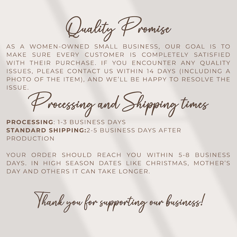 K&ouml;nnte beinhalten: Cremefarbene Grafik mit dem Text "Quality Promise" und "Processing and Shipping times" in eleganter Schrift. Der Text beschreibt Kundenzufriedenheit, Bearbeitungszeiten und dankt Kunden f&uuml;r ihre Unterst&uuml;tzung.