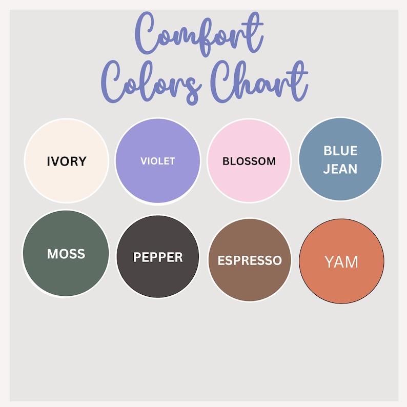 K&ouml;nnte beinhalten: Eine Farbkarte mit dem Titel "Comfort Colors Chart" mit acht kreisf&ouml;rmigen Farbfeldern. Die Farben sind Ivory, Violet, Blossom, Blue Jean, Moss, Pepper, Espresso und Yam. Der Text ist handschriftlich.