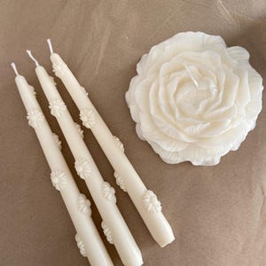 Daisy Pilaarkaars| Trendy handgemaakte kaars | Decoratiekaars voor eettafel | dinerkaars| decoratieve kaars| taps toelopende kaars| Sojaw