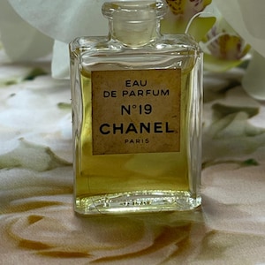 Chanel No. 19 Eau de Parfum Miniature – 4 ml Splash Bottle – Vintage 1980s/90s – Authentic Collector’s Mini – Rare EDP Format