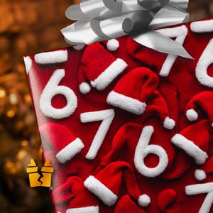 Pode incluir: Uma caixa de presente vermelha com um laço prateado. A caixa é coberta por um padrão de números brancos e pequenos chapéus de Papai Noel. Os números são 6 e 7. O tema é o Natal.