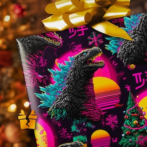 Peut inclure: Papier cadeau avec un motif Godzilla noir, des nageoires dorsales turquoise et un fond de coucher de soleil rose et jaune. Le papier d'emballage comprend également un sapin de Noël et du texte japonais. Un nœud doré orne le cadeau emballé.