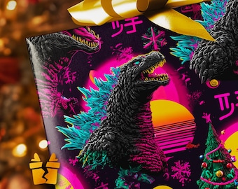 Puede incluir: Papel de regalo con un diseño de Godzilla negro con aletas dorsales turquesas y un fondo de puesta de sol rosa y amarillo. El papel de regalo también incluye un árbol de Navidad y texto japonés. Un lazo dorado corona el regalo envuelto.