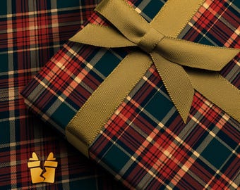 Può includere: Un cofanetto regalo avvolto in carta a quadri rossa, verde e beige, adornato con un nastro dorato. La scatola è sopra la carta da regalo abbinata. L'immagine ha un tema festivo e natalizio.