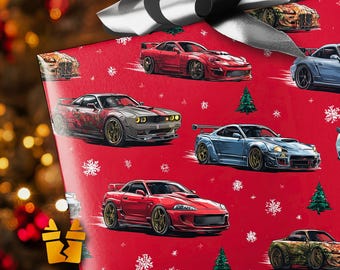 Könnte beinhalten: Rotes Geschenkpapier mit Illustrationen verschiedener Sportwagen in verschiedenen Farben. Die Autos befinden sich auf einem roten Hintergrund mit Schneeflocken und kleinen grünen Weihnachtsbäumen. Eine silberne Schleife liegt obenauf.