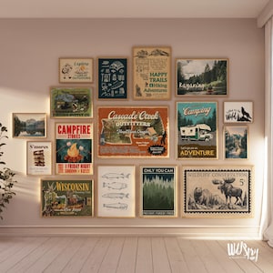 Puede incluir: Una colección de carteles enmarcados de estilo vintage con temas al aire libre. Los carteles presentan ilustraciones y texto relacionados con el camping, el senderismo, la pesca y la vida silvestre. La paleta de colores incluye tonos tierra, azules y verdes.