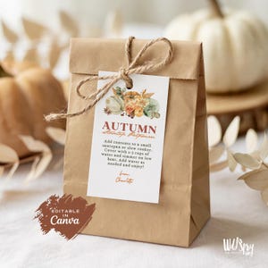 Può includere: Un sacchetto di carta marrone legato con spago, con un'etichetta con il testo "AUTUMN Stovetop Potpourri". L'etichetta include istruzioni e illustrazioni floreali. Sono visibili anche le parole "Editable in Canva".