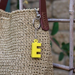 Llavero con inicial - Llavero con inicial personalizado • Llavero con una sola letra • Accesorio minimalista con monograma • Regalo para él y para ella