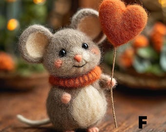 Puede incluir: Una figura de ratón de fieltro hecha a mano con un globo en forma de corazón naranja. El ratón es gris con una nariz y mejillas color melocotón, con una bufanda naranja. El globo en forma de corazón es naranja. La figura está sobre una superficie de madera.