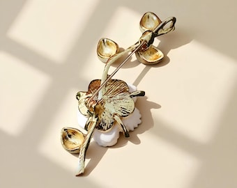 Broche de flor de cumpleaños personalizado, broche de flor de ciruelo de diciembre, broche de margarita, broche de perla de imitación, broche de flores hecho a mano, broche de boda