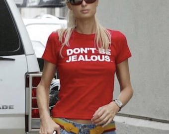 Camiseta de bebé "NO TENGAS CELOS" - Bonita camiseta Y2K - Camiseta con eslogan Y2K - Top gráfico de moda - Slay Era - Camiseta con estilo de celebridades - Estética de los 2000