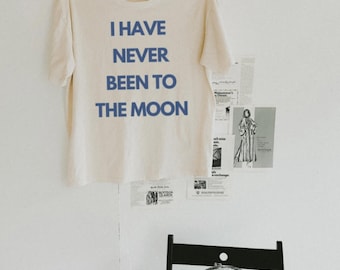 Ich war noch nie auf dem Mond UNISEX T-Shirt - 90er Jahre Ästhetik, schrulliges ironisches Shirt - Y2k Space Aliens Astronaut Top - Cosmic Meme T-Shirt