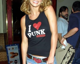 Camiseta sin mangas Y2K "I Love Punk" - Camiseta sin mangas estilo racerback inspirada en celebridades icónicas - Parodia del eslogan de los 90 "I Love Punk" - Princesa del Pop - Estilo Mcbling de los 2000