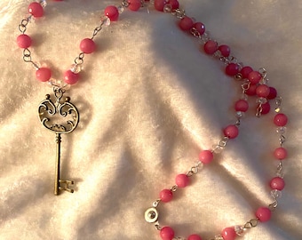 Collier en jade rose à facettes avec clé