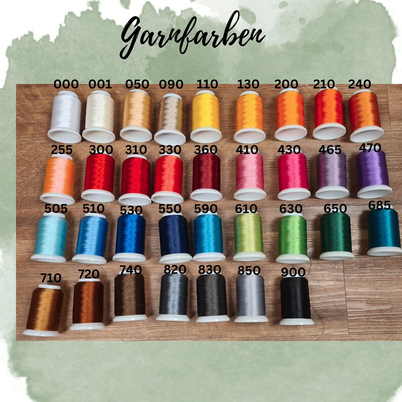 Puede incluir: Una colecci&oacute;n de coloridas bobinas de hilo, cada una etiquetada con un n&uacute;mero &uacute;nico. La imagen presenta una variedad de tonos, incluyendo blanco, dorado, amarillo, naranja, rojo, rosa, azul, verde y marr&oacute;n. La palabra "Garnfarben" est&aacute; escrita en la parte superior.