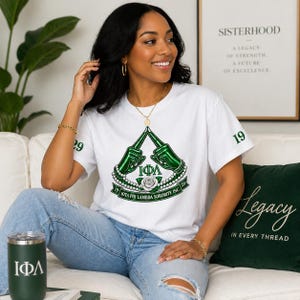 T-shirt Iota Phi Lambda écusson de sororité | Texte personnalisé au verso
