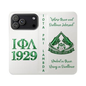 Peut inclure: Coque de téléphone blanche avec un design vert de la sororité Iota Phi Lambda. La coque présente les lettres grecques de la sororité, l'année 1929 et la phrase "Where Grace and Excellence Intersect."