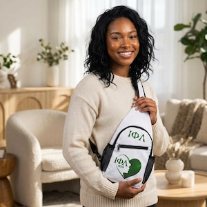 Borsa a tracolla Iota Phi Lambda con profilo a cuore / Borsa a spalla AOP con logo della confraternita