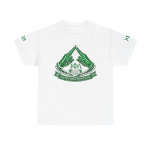 Könnte beinhalten: Weißes T-Shirt mit einem grünen Aufdruck von zwei Händen, die ein Dreieck bilden, mit den griechischen Buchstaben ΙΦΛ darin. Eine Perlenkette und eine Rose sind ebenfalls Teil des Designs. Der Text "19 IOTA PHI LAMBDA SORORITY, INC. 29" ist darunter gedruckt.
