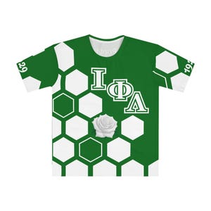 Camiseta con estampado integral de rosa Iota Pi Lambda, hexágono verde y diseño de panal de abeja.