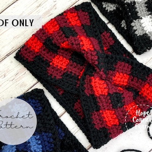 Op de afbeelding: Een haakpatroon voor een hoofdband in PDF-formaat. De hoofdband is zwart en rood met een buffalo plaid-ontwerp. De tekst "PDF ONLY" en "Crochet Pattern" is zichtbaar in de afbeelding.