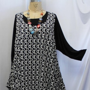 Plus Size Top, Lagenlook Tunic, Layering Top, Plus Size Tunic, Womens Tunic Top, Black, White  Knit Size 2 Fits 3X,4X  Bust to 60 inches