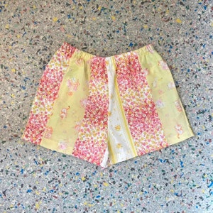 Upcycled, Recycled, Vintage, Cotton, Fabric, Patchwork Shorts, Mixed Print, Florals, Kätzchen, Cats, Gelb, Rosa, Cottage Core, Größe S