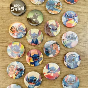 Peut inclure: Ensemble de badges ronds représentant le personnage Stitch du film "Lilo & Stitch". Les badges présentent Stitch dans diverses poses, ainsi que le logo du film, dans des couleurs vives.