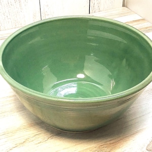 Large 9&quot; handmade pottery serving bowl--Choose Your Glaze--Hand thrown stoneware mixing bowl--6 cup ceramic fruit or salad bowl