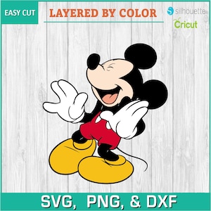 Könnte beinhalten: Eine Cartoon-Illustration von Mickey Mouse in freudiger Pose. Mickey trägt rote Shorts, gelbe Schuhe und weiße Handschuhe. Der Text enthält "EASY CUT", "LAYERED BY COLOR" und "SVG, PNG, & DXF".