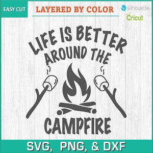Puede incluir: Un diseño gráfico en blanco y negro con el texto "LIFE IS BETTER AROUND THE CAMPFIRE". El diseño incluye una fogata con dos malvaviscos en palitos. También están presentes las palabras "EASY CUT" y "LAYERED BY COLOR".