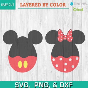 Puede incluir: Archivos de corte SVG, PNG y DXF en capas por color de Mickey y Minnie Mouse. Mickey es negro con pantalones cortos rojos y botones amarillos. Minnie es negra con un lazo rojo de lunares y una falda roja de lunares.