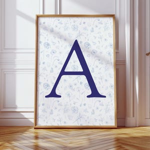 Letras azules de estilo preppy con fondo floral / Impresiones digitales