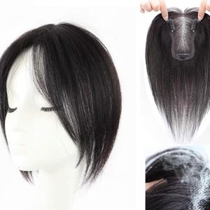 Puede incluir: Una peluca negra con raya lateral y flequillo. La peluca está diseñada para cubrir el cabello fino o las zonas calvas. Se sujeta al cuero cabelludo con clips.