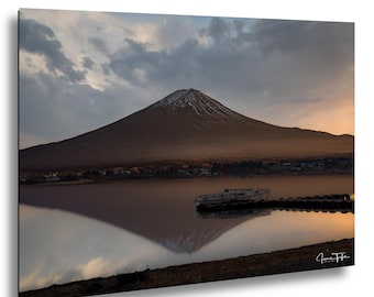 Foto del Monte Fuji, Japón. Reflejo del lago Kawaguchi. Paisaje matutino. Impresión.